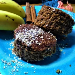 Bolo de banana fofinho e muito gostoso, feito a base de uva passa e aveia