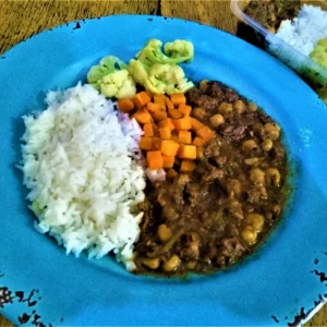 BOV - Estrogonofe de carne com grão de bico ao leite de inhame