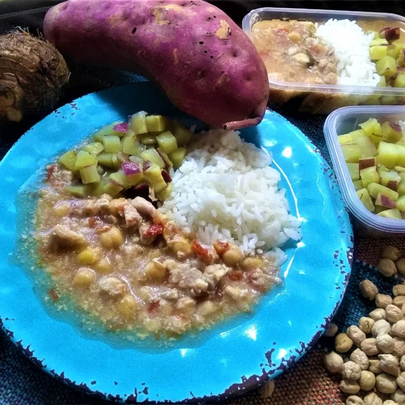 AV - Estrogonofe de frango ao leite de inhame com grão de bico