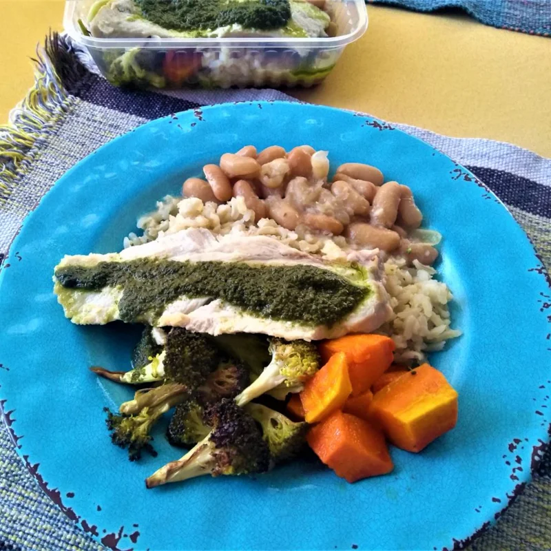 JR - Filé de pescada ao azeite de manjericão com abóbora assada, brócolis americano, arroz integral e feijão branco