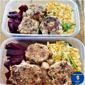 JR - Hamburguinho de frango com beterraba palito, arroz colorido  e feijão branco