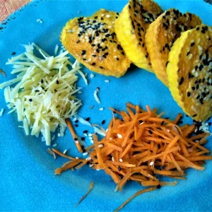 Mini crepioca de cenoura com queijo e gergelim torrado