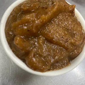 Pera cozida no suco de laranja com ameixa preta seca