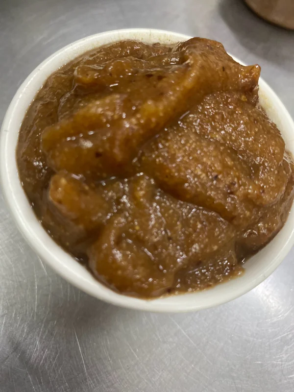 Pera cozida no suco de laranja com ameixa preta seca