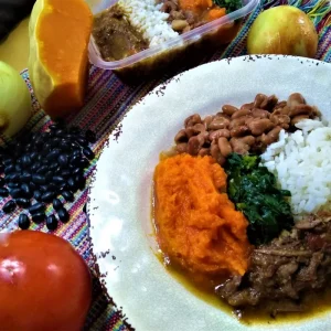 JR - Ragu de carne assada com purê de abóbora, arroz branco e feijão carioca