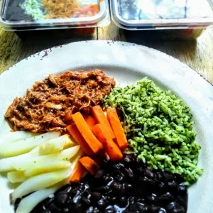 JR - Ragu de filé de sobrecoxa ao molho de tomates frescos, arroz de agrião, legumes e feijão preto