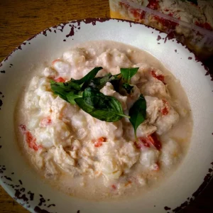 Nhoque de baroa ao molho de requeijão com frango desfiado