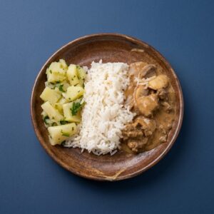 Estrogonofe de carne com arroz branco e batata com salsa