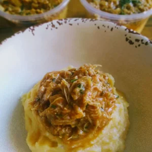 Polenta cremosa com filet de sobrecoxa assada