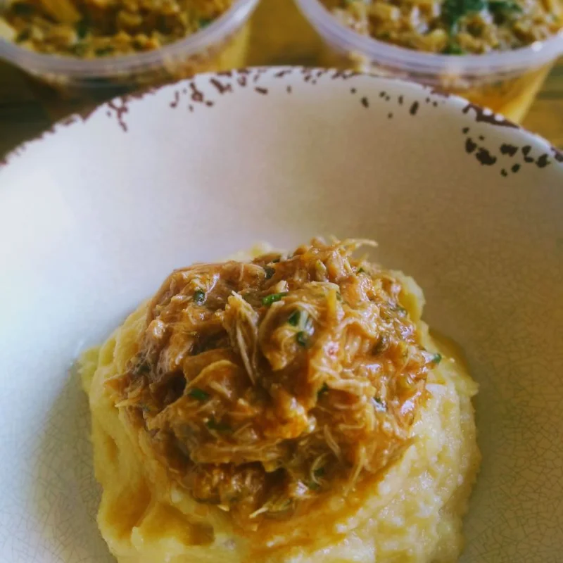 Polenta cremosa com filet de sobrecoxa assada