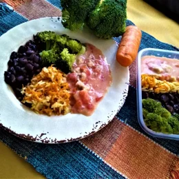 AV - Picadinho de filé de sobrecoxa ao molho molho de requeijão e tomates