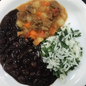 JR - Ensopadinho de carne com batata, arroz de couve e feijão preto - JR