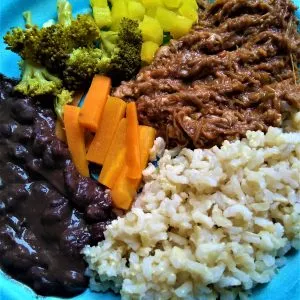 JR - Ragu de carne assada arroz integral e legumes (cubinhos de baroa, brócolis e cenoura palito) + FEIJÃO PRETO