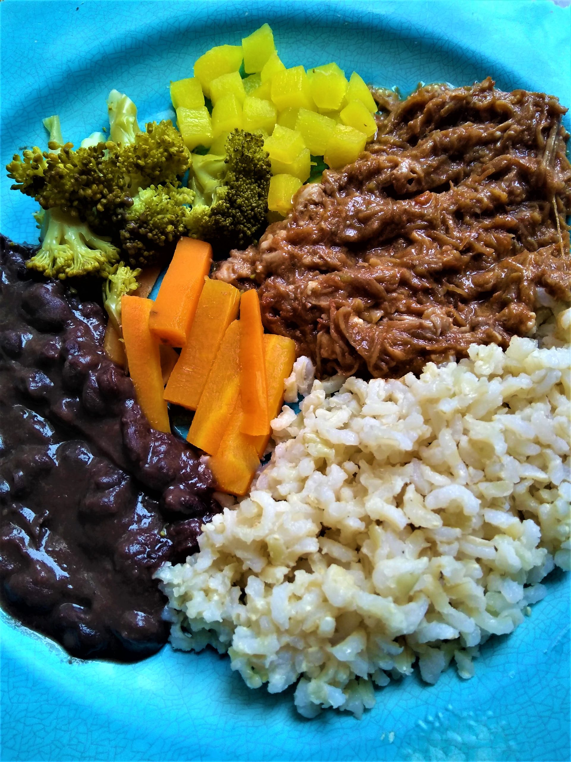 JR - Ragu de carne assada arroz integral e legumes (cubinhos de baroa, brócolis e cenoura palito) + FEIJÃO PRETO