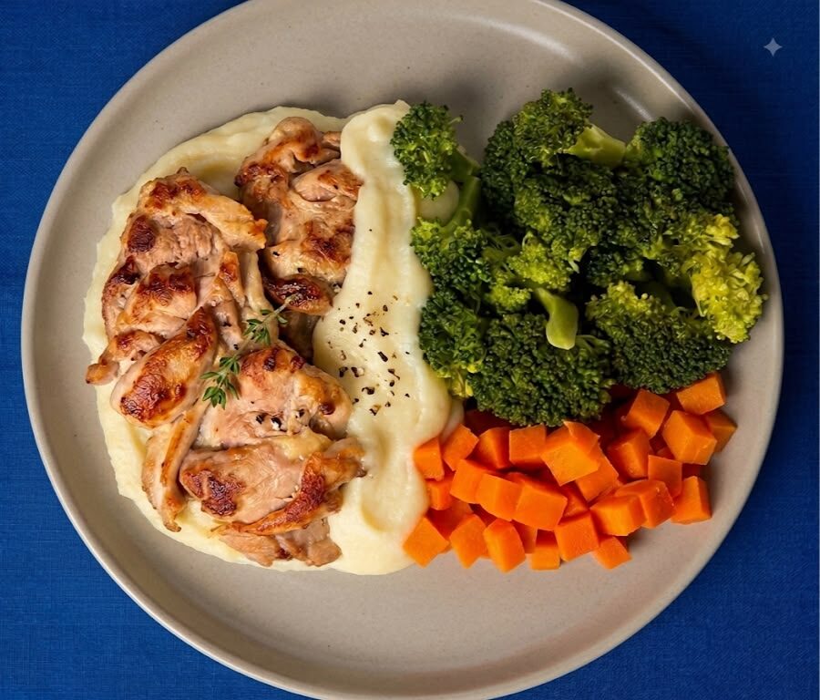 Filé de sobrecoxa com purê de batata e legumes (brócolis e cenoura) - Imagem 2