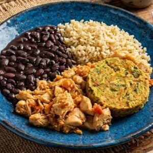 Picadinho de file de frango com tomates frescos, arroz integral, feijão preto e tortinha de legumes