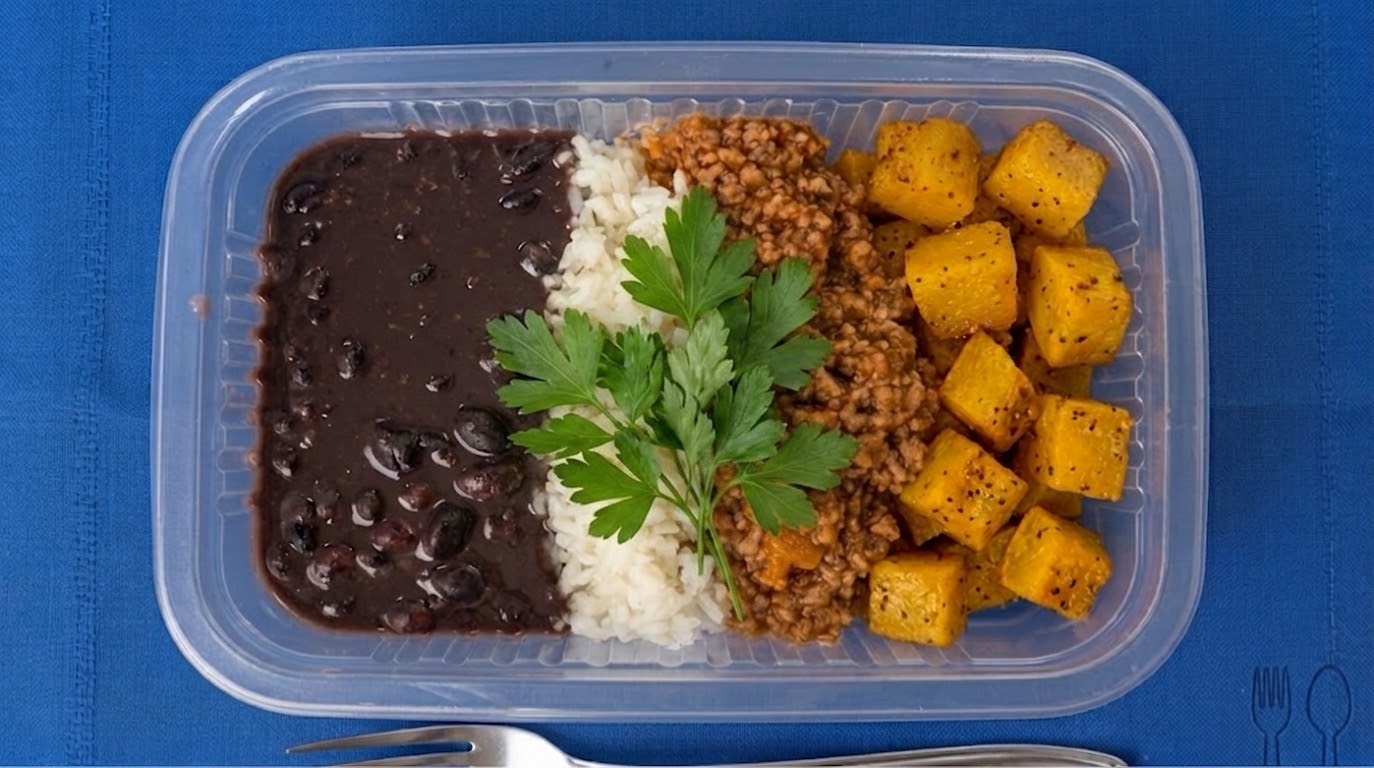 Carne moída com abobora japonesa, arroz branco e feijão preto - Imagem 3