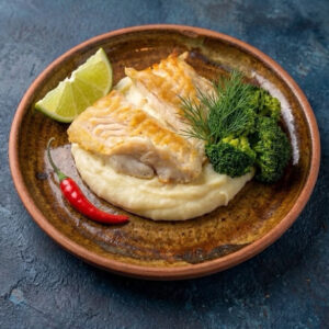 Filé de peixe com purê de batata e brócolis no vapor