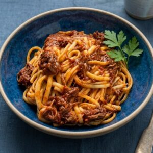 Massa longa com bolonhesa de ragu ao vinho tinto