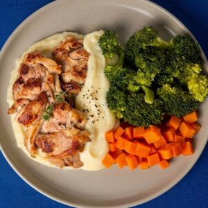 Filé de sobrecoxa com purê de batata e legumes (brócolis e cenoura)
