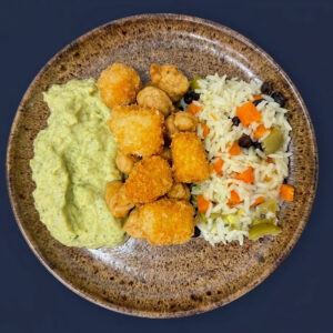 Pipoca de frango crocante com creme de brócolis e arroz a grega
