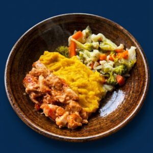 Picadinho de frango cremoso com purê de baroa e legumes