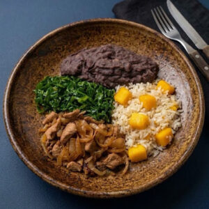 Suíno acebolado ao shoyo e limão, arroz de banana da terra, tutu mineiro e couve manteiga