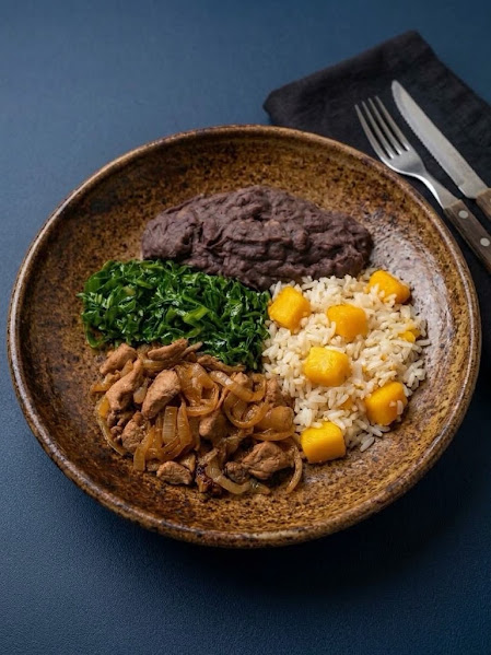 Suíno acebolado ao shoyo e limão, arroz de banana da terra, tutu mineiro e couve manteiga