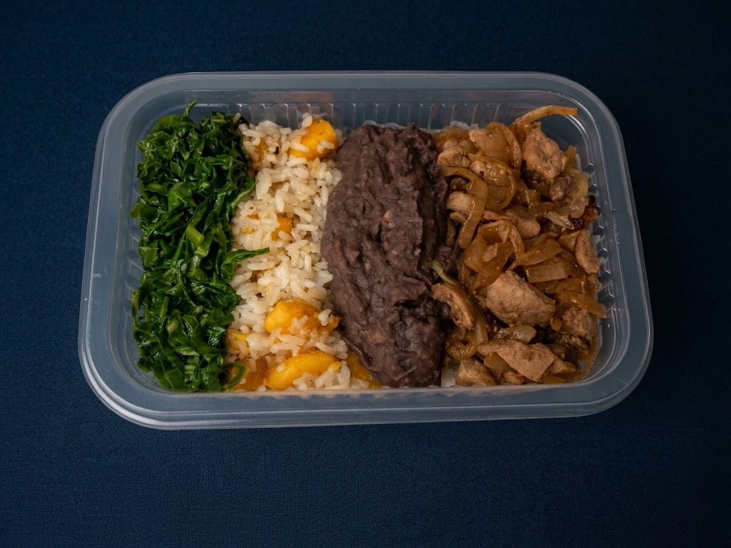 Suíno acebolado ao shoyo e limão, arroz de banana da terra, tutu mineiro e couve manteiga - Imagem 2